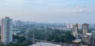 Fumaça de queimadas sufoca Manaus e qualidade do ar atinge níveis críticos de alerta