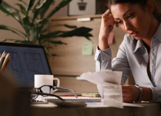 89% dos brasileiros afirmam que problemas financeiros já afetaram sua saúde mental