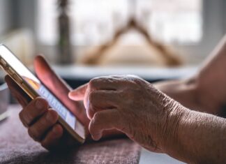 Tecnologia facilita rotina bancária de pessoas 60+