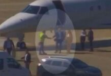 Vídeo mostra Moraes e esposa desembarcando de jatinho de Vorcaro; veja