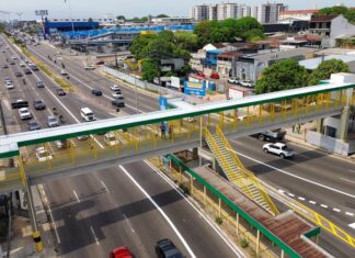 Renato Junior entrega passarela na avenida Torquato Tapajós