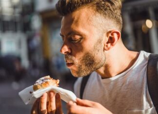 “Eu mereço”: por que um dia difícil costuma terminar em chocolate, pizza ou hambúrguer?