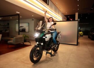 Arquiteta de 27 anos recebe moto BMW sorteada pelo Manauara Shopping em campanha de Dia dos Pais