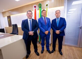 Adjuto Afonso recebe desembargador Délcio Santos em visita institucional à Aleam