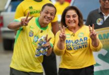 Professora Maria do Carmo promove adesivaço na avenida Djalma Batista